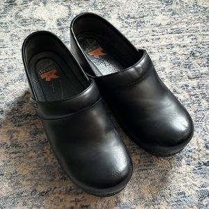 Dansko XP 2.0 black leather clogs
